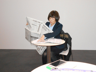 新聞を手に講義中の吉野氏A.jpg