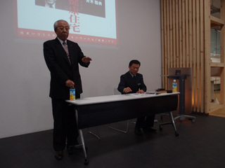 講演する青木氏(左)A.jpg