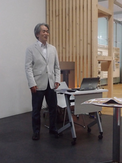 講演中の山重氏A.jpg