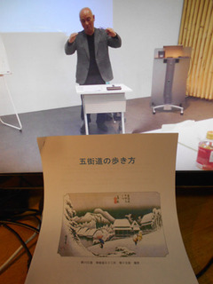 講義中の境氏A.jpg