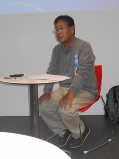 講義中の室崎氏A.jpg
