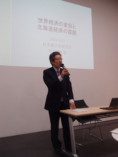 講義中の曽我野氏A.jpg