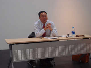 講義中の渡辺氏A.jpg