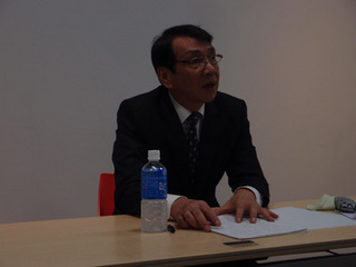 講義中の滕安軍総領事A.jpg