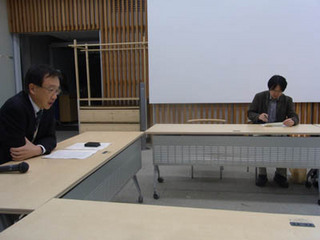 講義中の町田氏2010・12・16A.jpg