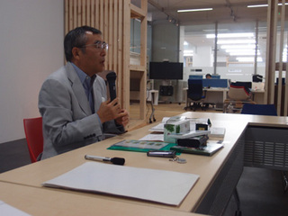 講義中の金井氏A.jpg