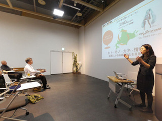 eSRUで講義中の穴田さん(パノラマ写真)A.jpg